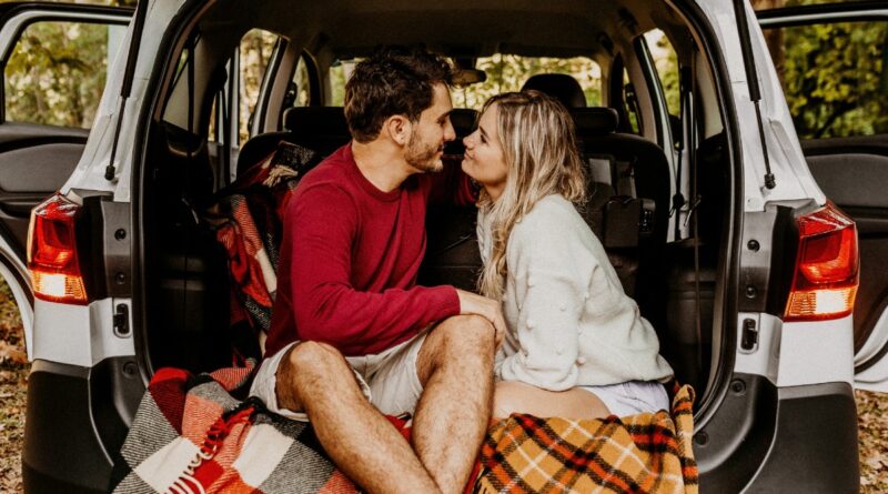 couple-enjoying-picnic-in-the-back-of-a-car