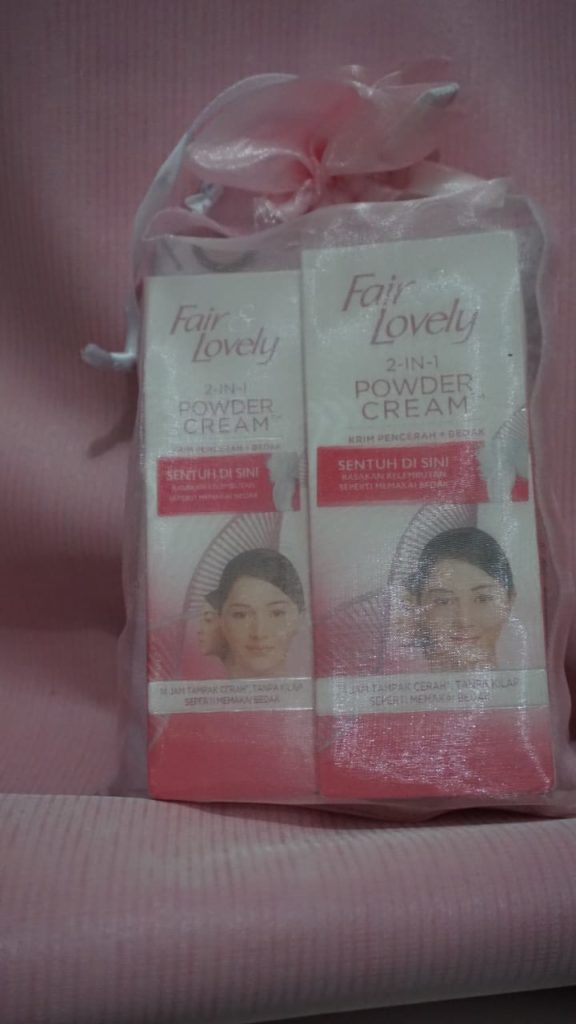Penampakan Fair & Lovely 2 in 1 Powder Cream dari YukCobain