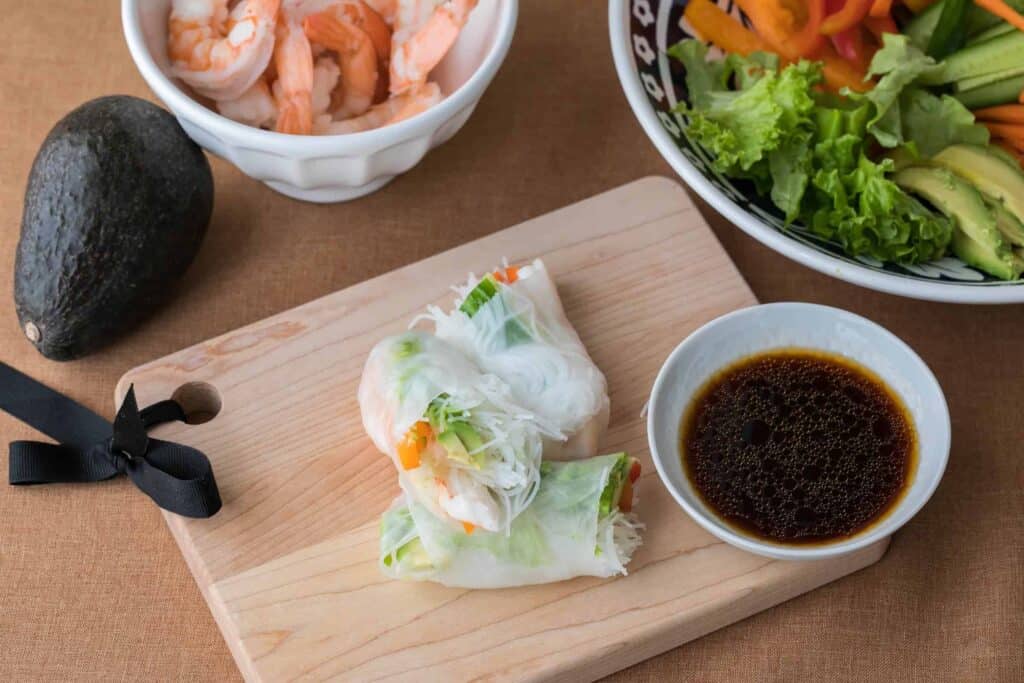 fresh spring rolls with dipping sauce