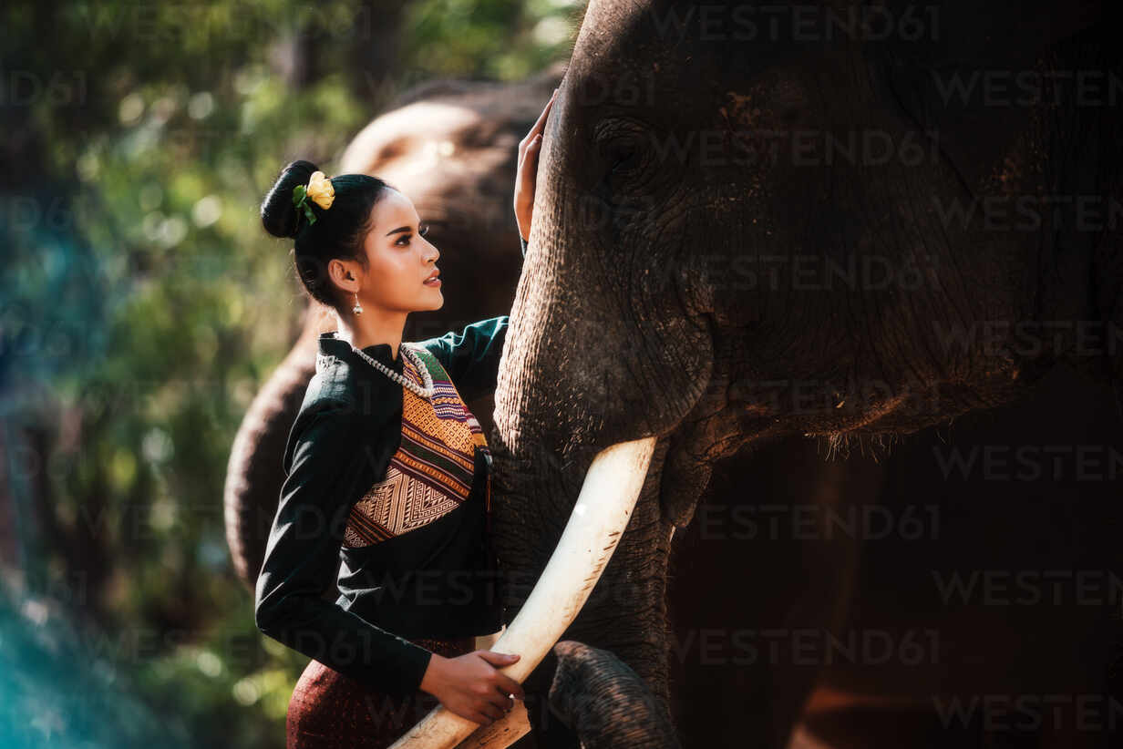 https://www.westend61.de/images/0001297256pw/thailand-beautiful-thai-woman-and-elephant-in-the-forest-weari-CAVF69959.jpg