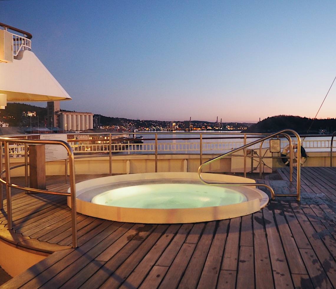 Hot tub pools on Aurora P&O Cruises