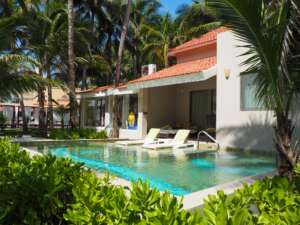 Swim-up room at El Dorado Seaside Suites Palms