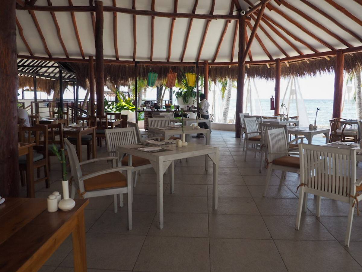 Casual lunch restaurant at El Dorado Seaside Suites