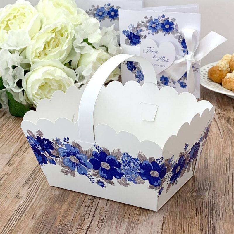 Svatební košíček na cukroví bílý s modrými květinami (13 x 9 x 9