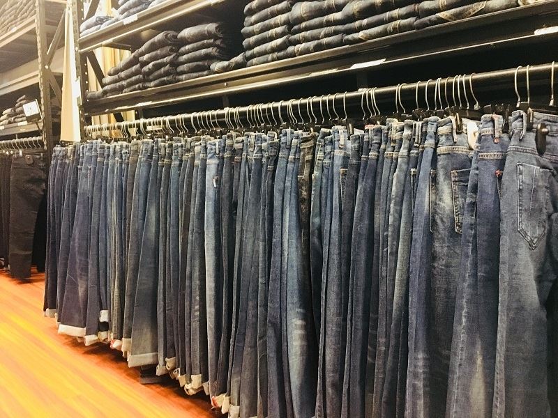 Gốc trưng bày dành của một cửa hàng chuyên quần jeans chỉ dành cho nam giới