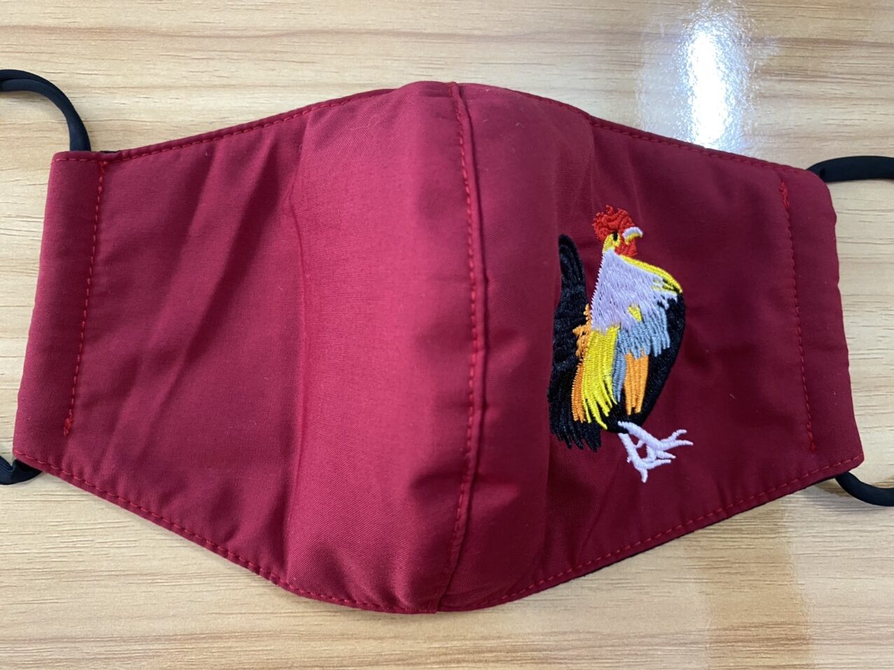 Mẫu khẩu trang được may 3 lớp vải và thêu hình con gà trống Việt Nam.