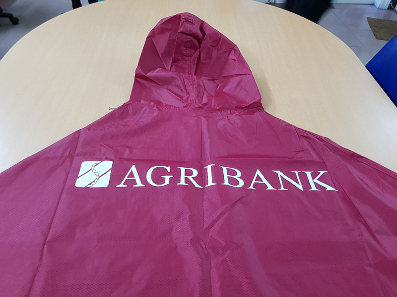 Một mẫu áo mưa siêu nhẹ làm bằng vài dù phủ PU in logo của Agribank