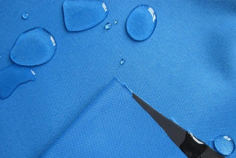 Hình ảnh thực tế của Vải Polyester phủ PU chống thấm nước cực kỳ tốt.